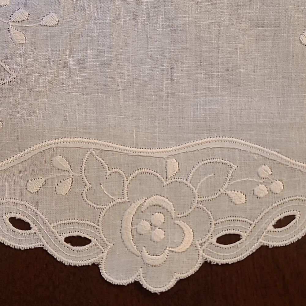 Table Runner, Placemat & Doilies Set - Picture 5 of 5